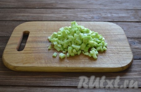 С огурцов снимаем шкурку и нарезаем мелкими кубиками.
