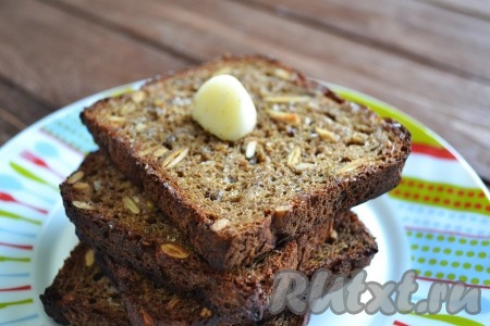 Подсушенные ломтики хлеба натираем зубчиком чеснока с обеих сторон. 