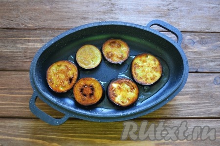 На разогретую сковороду вливаем масло и через 1 минуту выкладываем подготовленные кружочки баклажанов, обжариваем с каждой стороны по 1 минуте, до красивого поджаренного цвета.
