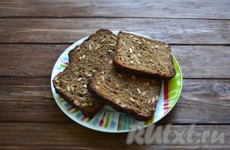 Хлебушек выкладываем на сухой противень и запекаем 10 минут в духовке, разогретой до 180 градусов. Хлебушек должен не поджариться, а подсушиться. Хлеб можно обжарить и на сухой сковороде (только тогда его придется перевернуть на другую сторону, когда начнет меняться цвет).&nbsp;
