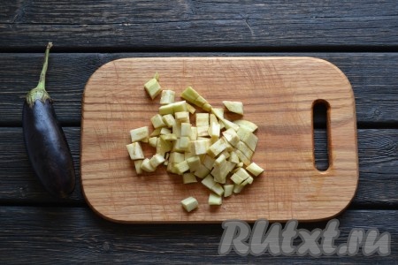 Очищаем баклажаны от кожуры, нарезаем их кубиками.
