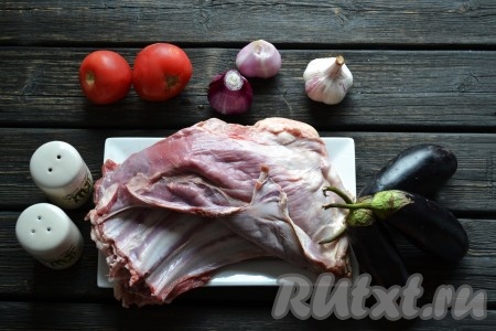 Подготовим все необходимые ингредиенты для приготовления баранины, тушеной с баклажанами. Мясо нарезаем на порционные кусочки.