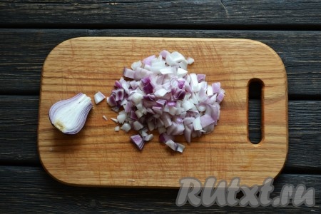 Нарезаем кубиками очищенный лук.
