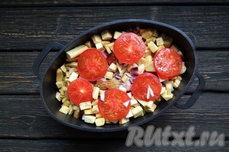 Баклажаны, лук, помидоры и чеснок выкладываем на кусочки баранины, солим и перчим по вкусу, вливаем воду и отправляем на огонь. После закипания снижаем огонь до минимума, накрываем крышкой и тушим 1 час. Если баранина не очень молодая, то время приготовления можно увеличить.
