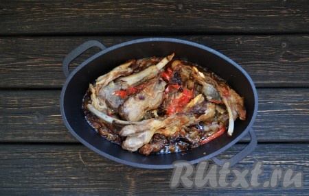 Если мясо уже полностью приготовилось - оно легко будет отходить от кости. 