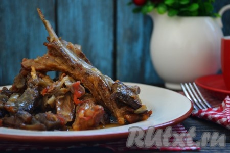 Сочная, нежная, изумительно вкусная баранина, тушеная с баклажанами, готова, можно подавать на стол.
