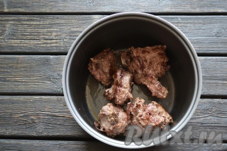 Баранину моем, убираем лишнюю влагу, режем на порционные кусочки, немного солим. В чашу мультиварки вливаем немного растительного масла и на режиме "Жарка" обжариваем кусочки мяса с двух сторон до поджаристого цвета.
