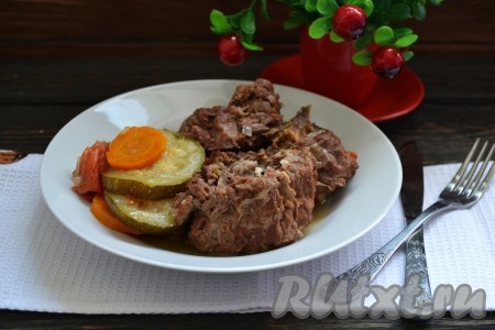 Баранину с овощами, приготовленную в мультиварке, подаем на стол в горячем виде.
