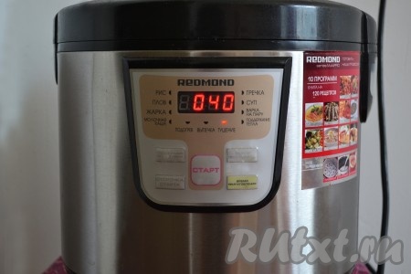 Крышку мультиварки закрываем, включаем режим "Тушение" на 40 минут.
