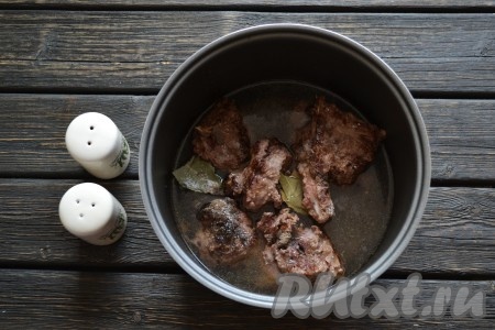 Вливаем воду, солим, перчим по вкусу. Добавляем лавровый лист.
