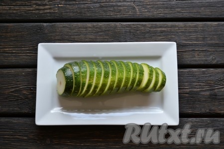 Пока мясо будет тушится, подготовим овощи. Кабачок моем (если кабачок молодой, шкурку можно не снимать), отрезаем концы, а сам овощ нарезаем кольцами, толщиной примерно 5 мм.
