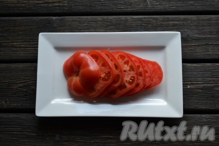 Кольцами нарезаем помидоры. 