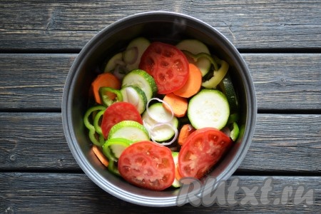 Выкладываем в чашу мультиварки на баранину овощи (овощи нужно чередовать между собой), солим по вкусу. И отправляем снова чашу в мультиварку на режим "Тушение" на 20 минут.
