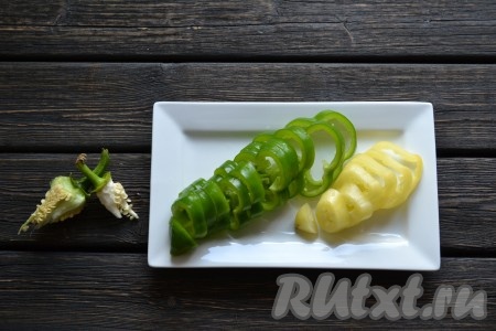 Перцы моем, удаляем плодоножку и семена, нарезаем кольцами.
