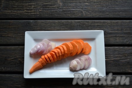 Лук и морковь очищаем и нарезаем кольцами. 