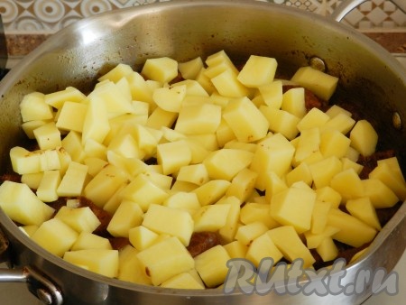 Когда мясо приготовится, добавить картофель.