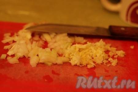 Лук мелко покрошить, чеснок натереть. 