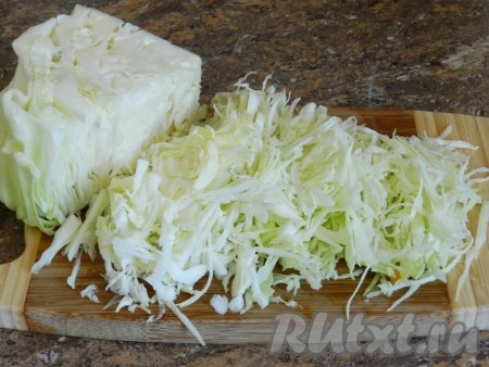 Капусту нашинковать.
