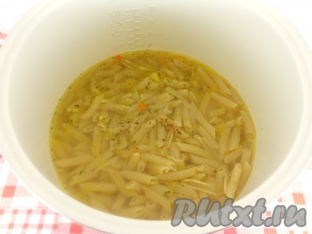 Всыпать в чашу мультиварки сухие макароны, залить их горячей водой так, чтобы она полностью покрывала макароны. Добавить соль и приправы.