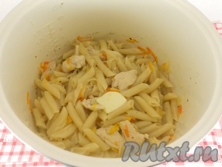 Выставить вновь режим мультиварки "Выпечка" на 10-15 минут. У меня макароны были полностью готовы через 10 минут. Добавить к макаронам сливочное масло и сразу же перемешать.&nbsp;
