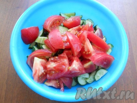 Свежие огурцы нарезать полукружочками. Добавить помидоры, нарезанные дольками.
