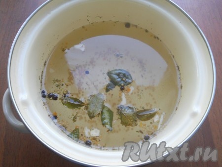 Для приготовления маринада воду довести до кипения, всыпать соль, сахар, добавить приправу для маринования огурцов. Состав приправы: семена горчицы и укропа, овощи сушеные, чеснок пластинами, перец черный и душистый горошком, лавровый лист, базилик, семена тмина, кориандр. Далее влить в маринад уксус, дать закипеть.
