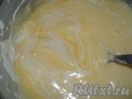 Добавить сметану или йогурт (я использовала 1 стакан сметаны и 0,5 стакана йогурта), перемешать. Всыпать крахмал, ещё раз перемешать до получения однородной массы и заливка готова.
