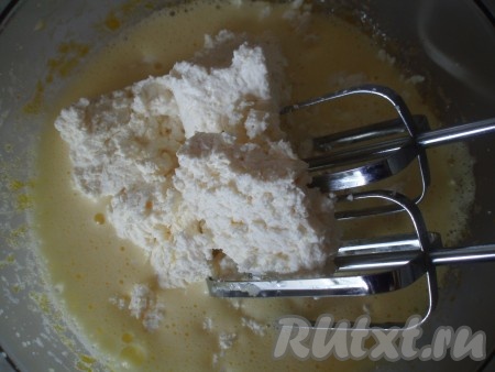 Затем добавить творог. Тесто получится более качественным, если творог будет сухим.