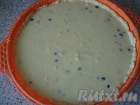 Сверху на чернику распределить сметенную заливку. Поставить форму с пирогом в духовку, прогретую до 180 градусов. Выпекать пирог примерно 40 минут. Заливка должна схватиться.
