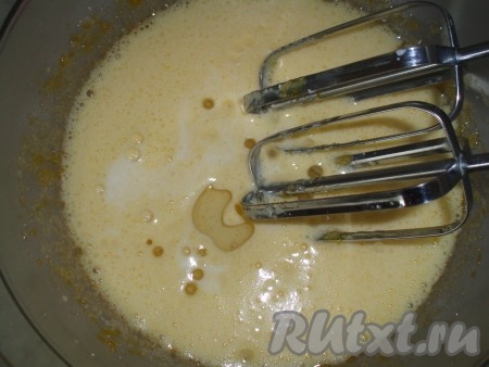 Добавить растительное масло и молоко.