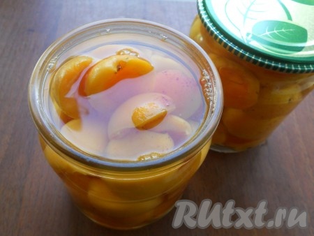 Воду вскипятить и залить абрикосы кипятком, накрыть крышками и оставить на 15 минут. Затем воду слить в кастрюлю, снова довести ее до кипения и залить абрикосы второй раз. Выдержать еще 10 минут.
