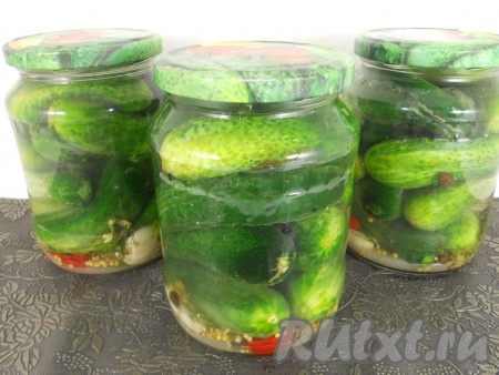 Залить огурцы холодной очищенной водой до самых краев банок. Накрыть крышками.