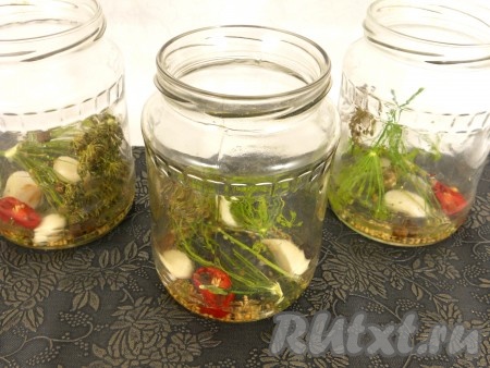 Банки и крышки простерилизовать. На дно каждой баночки поместить укроп, чеснок, острый перец, душистый перец, зерна горчицы и влить уксус.