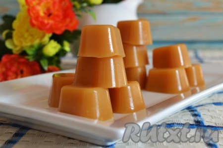 Очень вкусные конфеты "Ириски" готовы. Вот так просто в домашних условиях из сметаны и сахара можно приготовить прекрасное лакомство для всей семьи.
