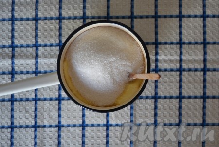 Соединяем сахар со сметаной и отправляем на слабый огонь. 