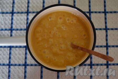 Через 20 минут масса начнет загустевать. Продолжаем варить, помешивая.