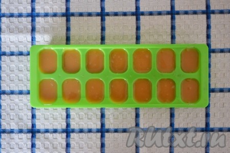 Время варки конфет можно регулировать по своему вкусу: если варить 40 минут, то ириски будут легко тянущимися, а если варить 1 час, как я, то конфеты получатся более плотными. Готовую массу разливаем по формам (я использовала обычную форму для льда, но можно использовать и любую другую, а затем разрезать ножом в произвольной форме). Формы смазывать не нужно! Отправляем в холодильник на 20 минут.