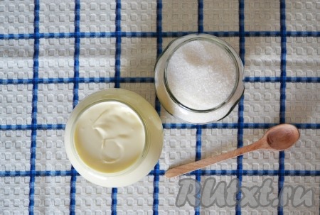 Подготовим необходимые ингредиенты для приготовления конфет "Ириски". Сметану лучше брать домашнюю, жирную. Если покупаете в магазине, то берите не порошковую, жирностью не менее 20%. Отлично получится и если сметану заменить сливками.
