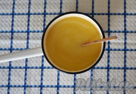 На первых же минутах сахар начнет таять, а сметана сменит цвет. Сметана жирная - она не станет приставать к бортикам, а вот пригореть может, поэтому от плиты отходить не стоит, помешивать нужно периодически, но не постоянно.
