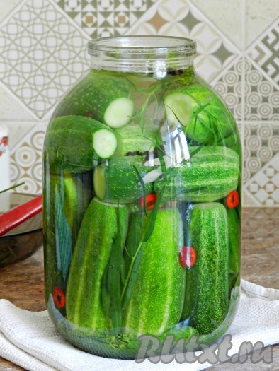 Когда рассол закипит, залить его в банку. Чтобы банка не лопнула от кипятка, поставьте ее на сложенное полотенце.