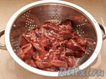 Печень вымыть, удалить протоки и обсушить.
