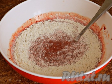 Постепенно всыпать муку. Муки может понадобиться больше или меньше, смотрите по консистенции - получившееся тесто должно стекать с ложки.
