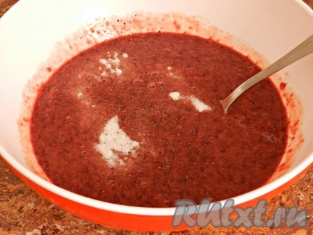 Посолить и поперчить.