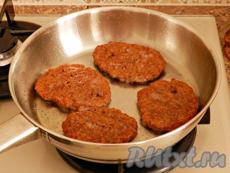 Жарить оладьи их куриной печенки на разогретом растительном масле, примерно по полминуты с каждой стороны, чтобы образовалась корочка. Когда все оладьи обжарятся, сложить их обратно в сковороду и довести до готовности под крышкой в течение 10-15 минут.