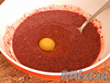 Добавить зубчик чеснока, пропущенный через пресс, и яйцо.
