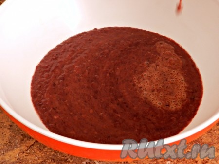 Печенку вместе с луком пропустить через мясорубку.
