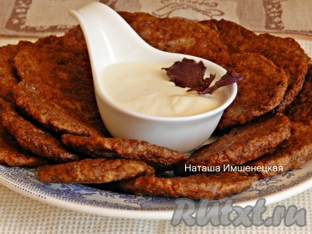 Вкусные и сочные оладьи из куриной печенки готовы.
