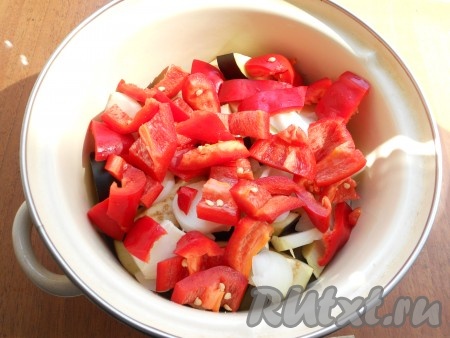 Сверху баклажанов выложить нарезанный крупно репчатый лук и также нарезанный болгарский сладкий перец.
