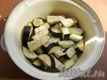 Баклажаны вымыть, удалить хвостики и нарезать довольно крупными частями. Поместить баклажаны в кастрюлю.
