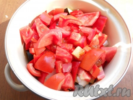 Помидоры разрезать на 4-6 частей и разместить их сверху.
